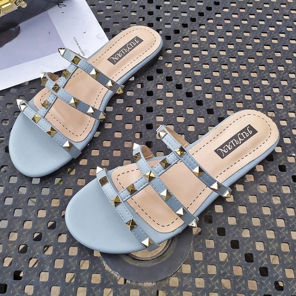 Woman’s studded slides - Picture 3 of 3